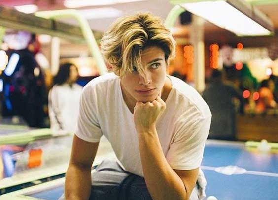 Cabelo dividido online no meio masculino